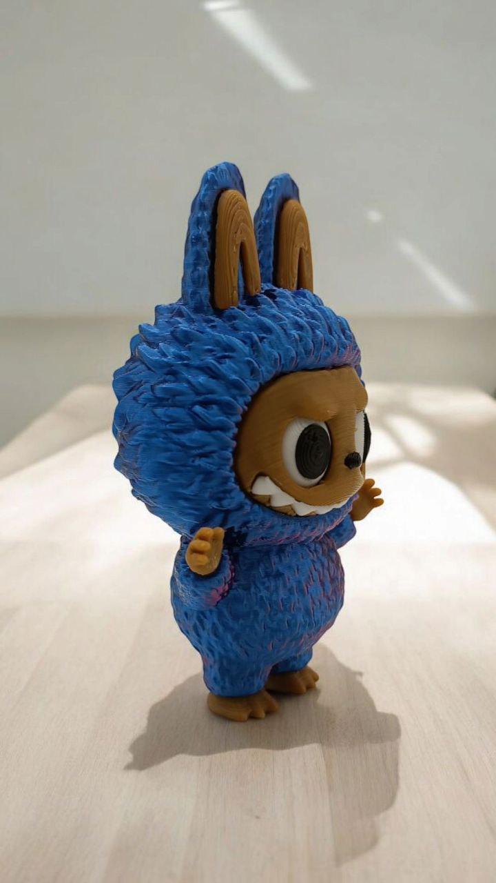 Брелок Лабубу 3Д пластиковый Сине-красный (27472034) - фото 3 Брелок Лабубу 3Д пластиковый Сине-красный (27472034) - фото 3