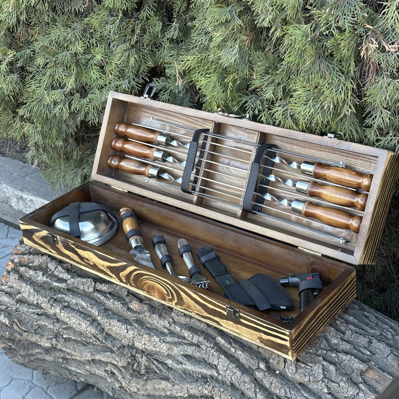 Подарунковий набір шампурів з аксесуарами Mzavod Гетьман із нержавіючої сталі в дерев’яному кейсі 720x120x210 мм (136-17-1190710000854) - фото 4 Подарунковий набір шампурів з аксесуарами Mzavod Гетьман із нержавіючої сталі в дерев’яному кейсі 720x120x210 мм (136-17-1190710000854) - фото 4