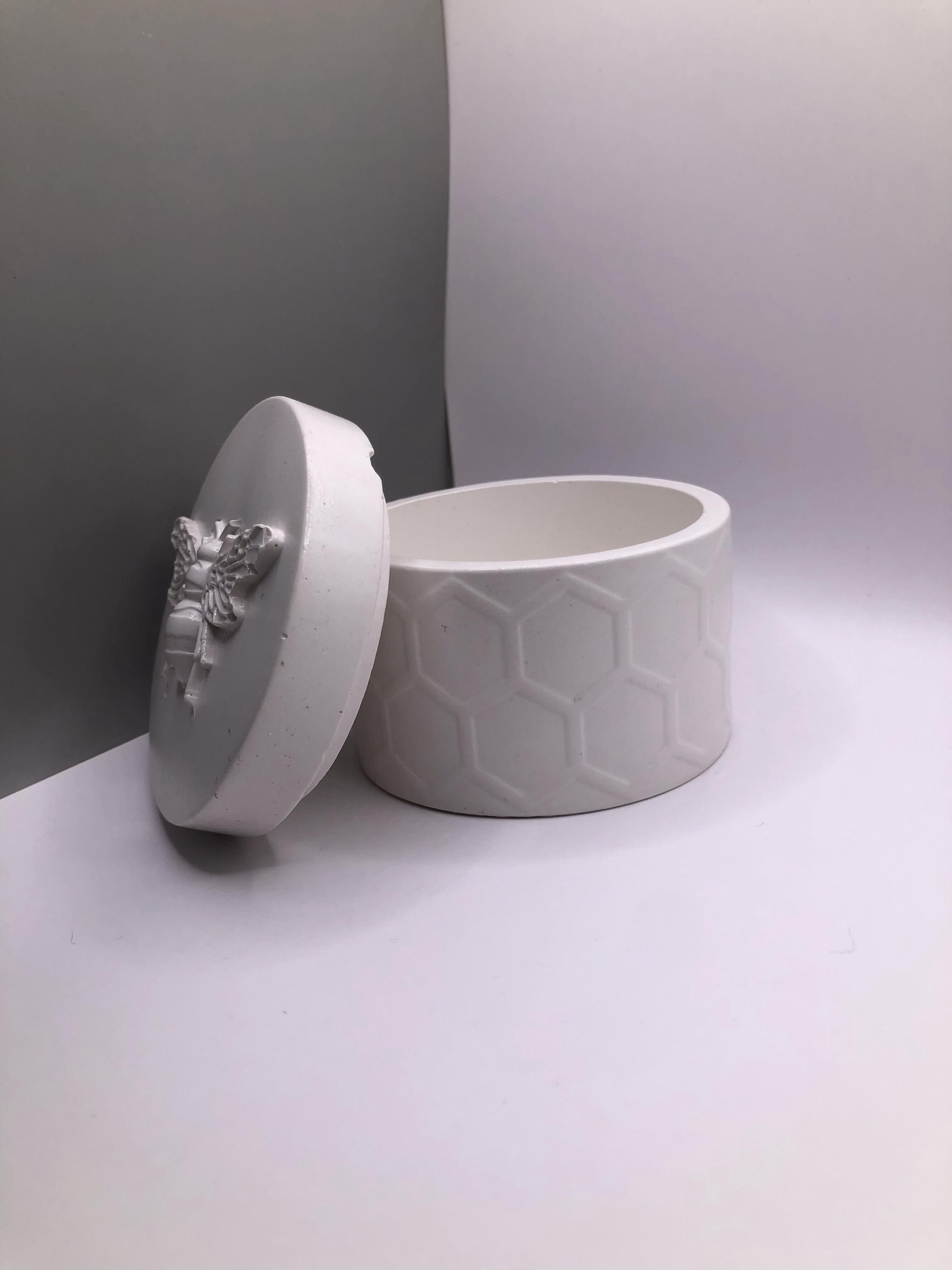 Кашпо гипсовое Пчела для свечей и растений с крышкой 4,4х7,7 см Белый