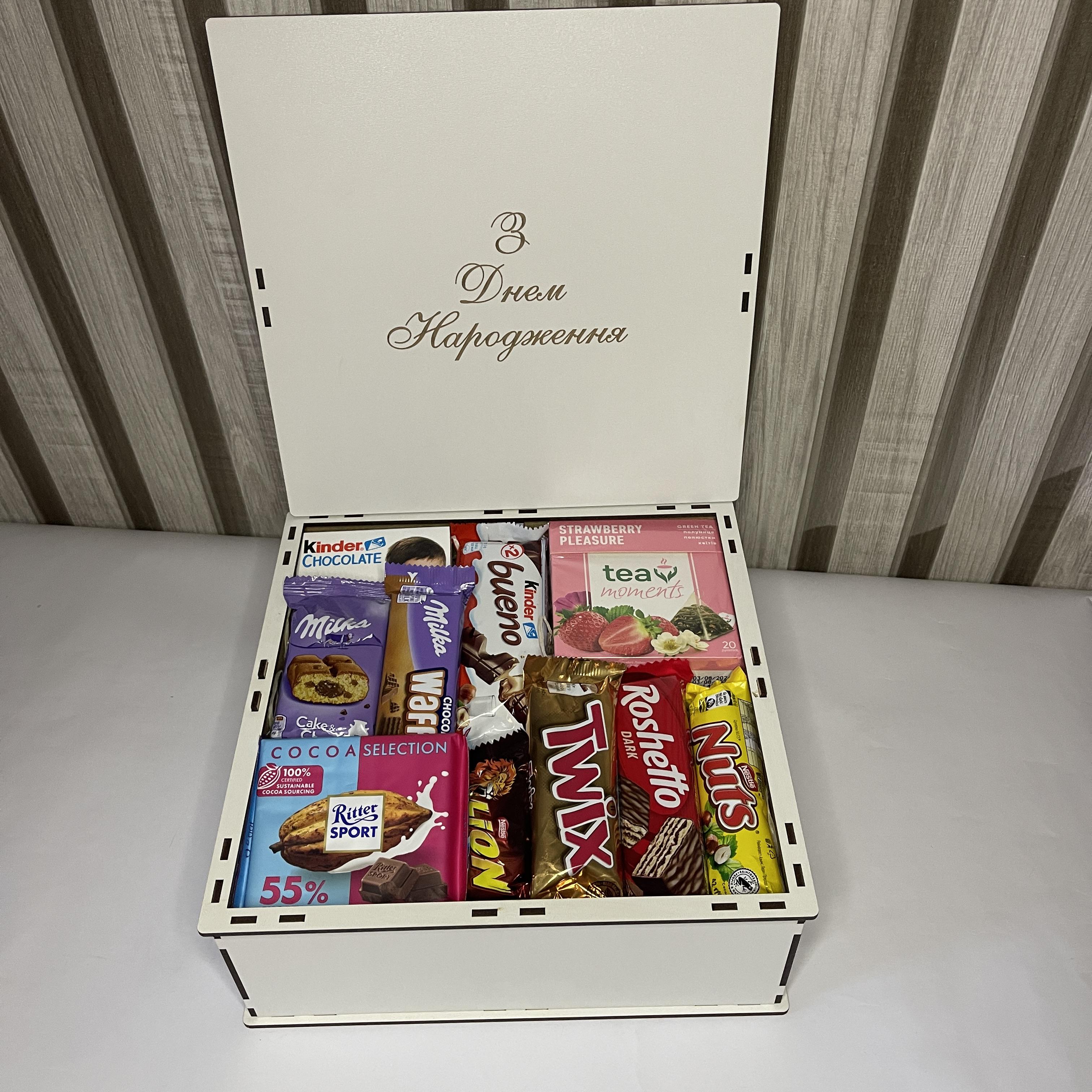 Подарочный женский бокс с чаем и сладостями деревянный (242)