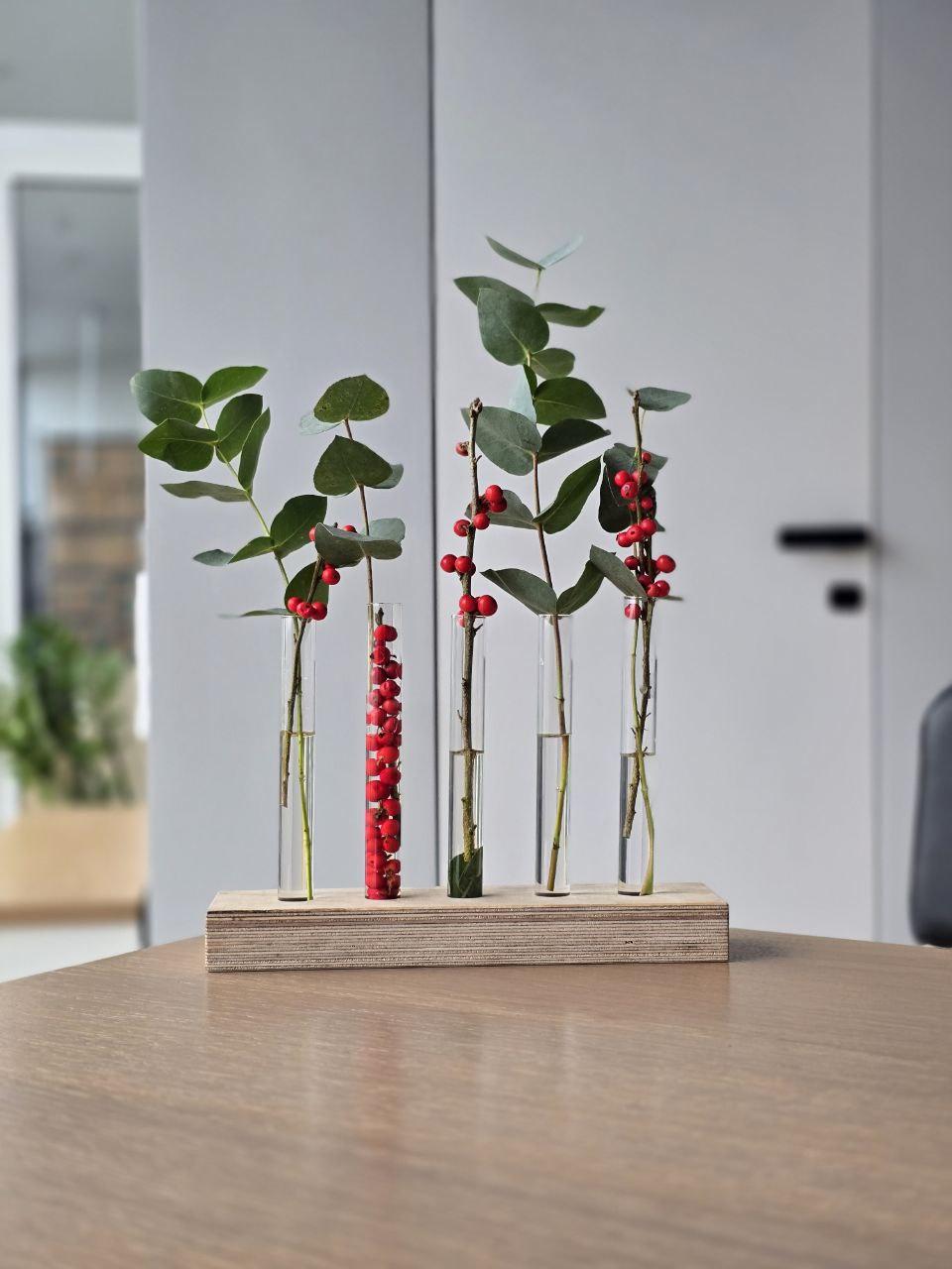 Ваза деревянная со стеклянными пробирками для декора стола