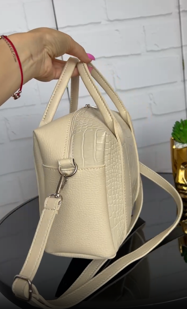 Сумка женская кросс боди через плечо вместительная красивая с принтом экокожа 28х20х12 см Бежевый - фото 6 Сумка женская кросс боди через плечо вместительная красивая с принтом экокожа 28х20х12 см Бежевый - фото 6