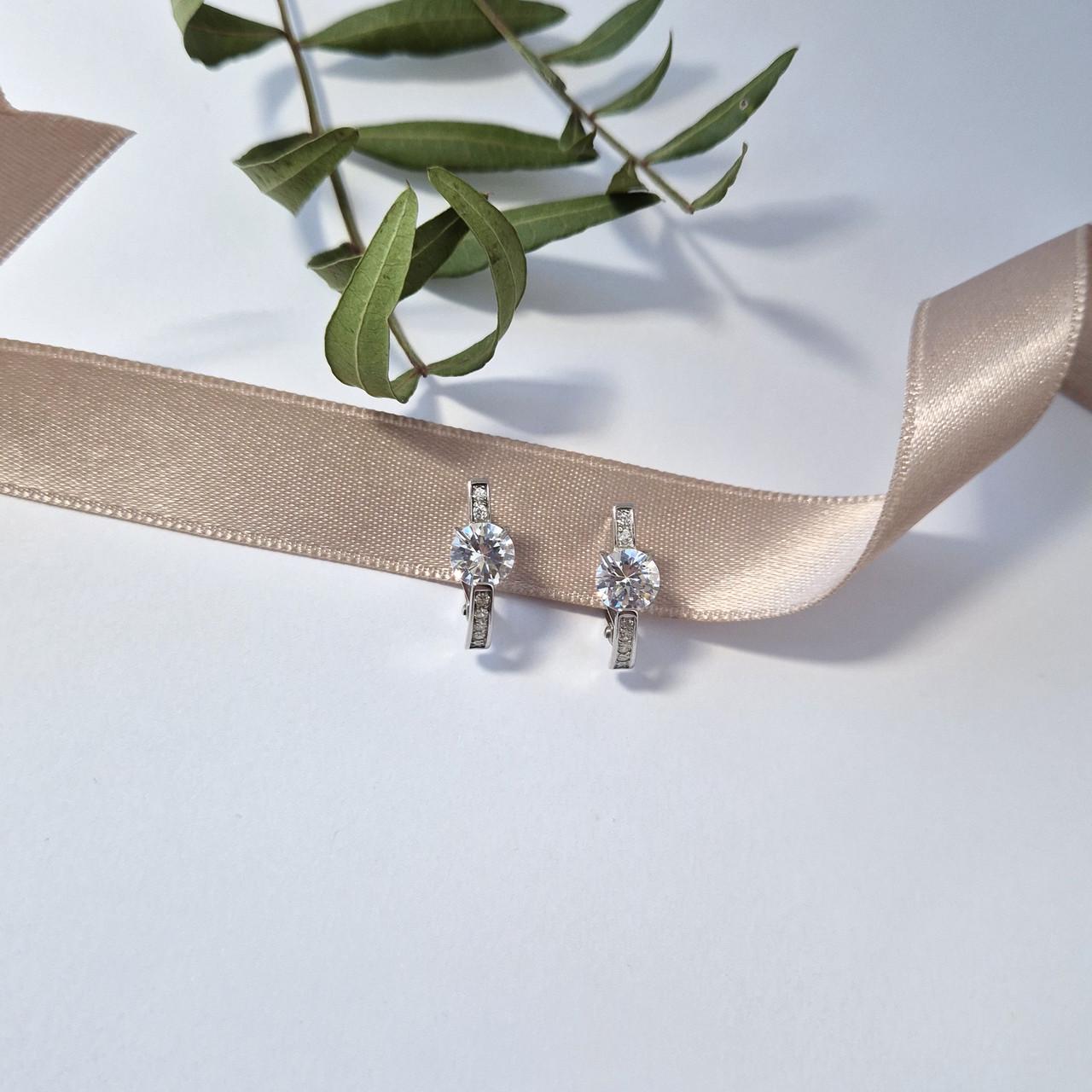 Серьги палочки с белыми камнями серебро 925 пробы родированное 2,54 г (72095б)