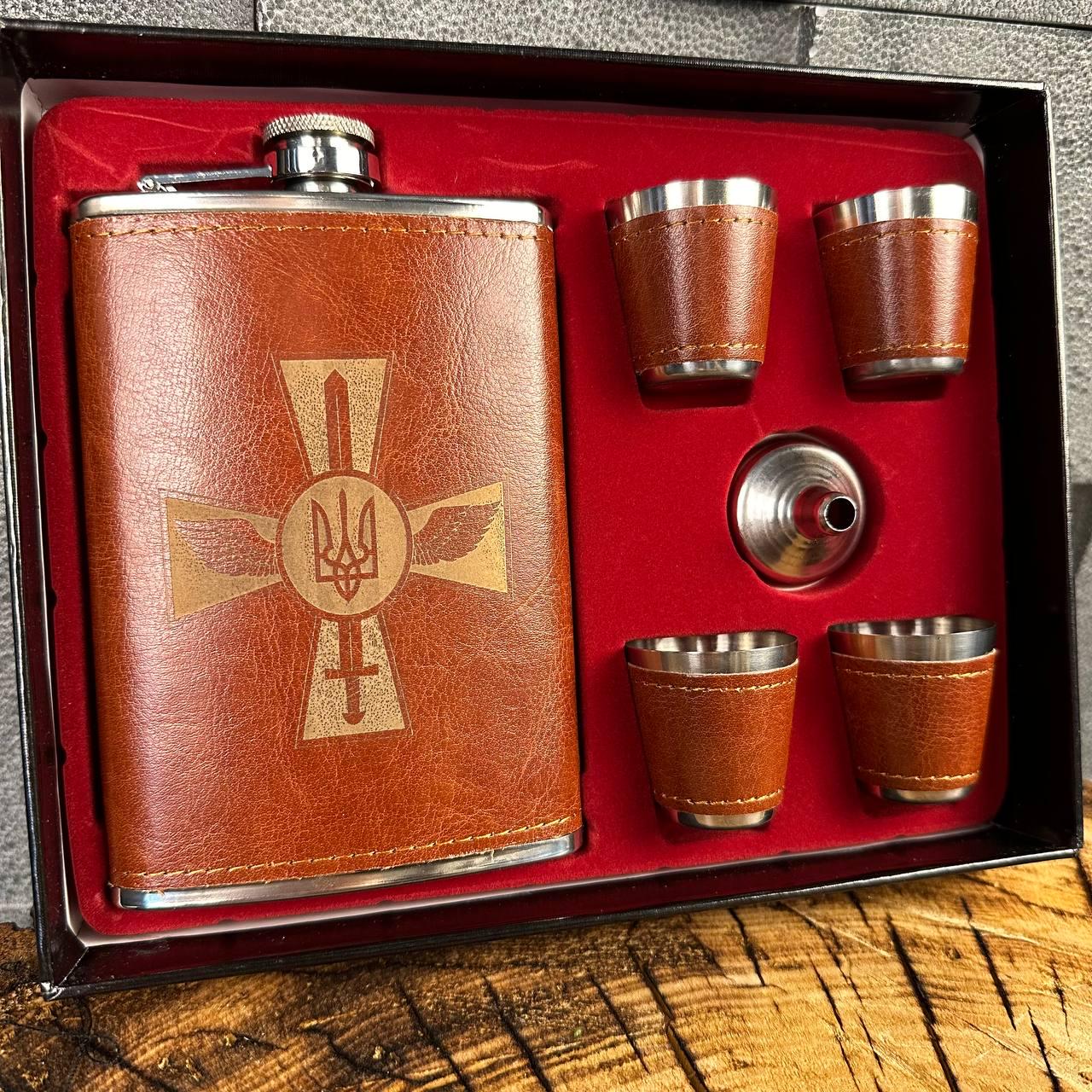 Набір фляга для алкоголю і 4 чарки в подарунковій коробці з гравіюванням Герба Повітряних сил ЗСУ Набір фляга для алкоголю і 4 чарки в подарунковій коробці з гравіюванням Герба Повітряних сил ЗСУ
