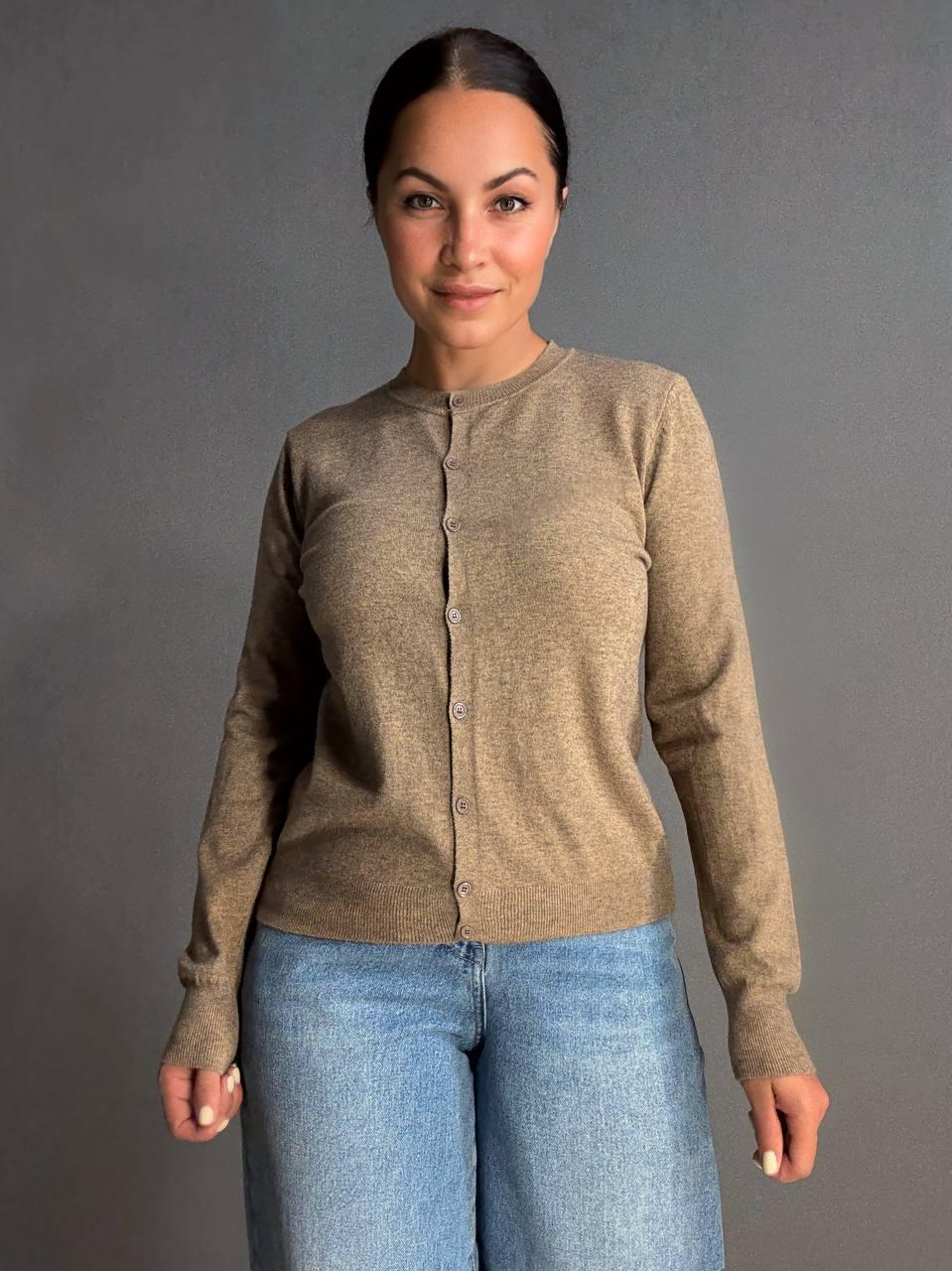 Кардиган женский AN 82896 однотонный на пуговицах универсальный One Size Коричневый - фото 9 Кардиган женский AN 82896 однотонный на пуговицах универсальный One Size Коричневый - фото 9