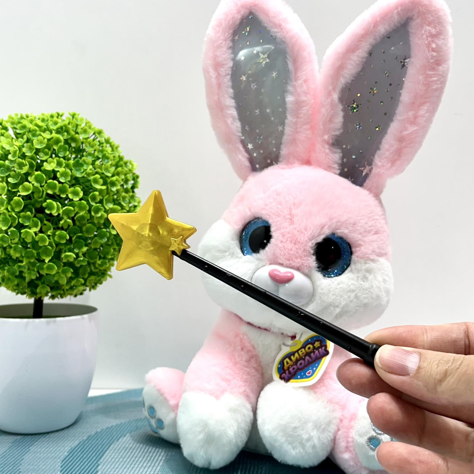 Интерактивная игрушка Чудо Кролик звук/свет/фразы подвижный реагирует на палочку 30 см Розовый (M 6144 I UA) - фото 4