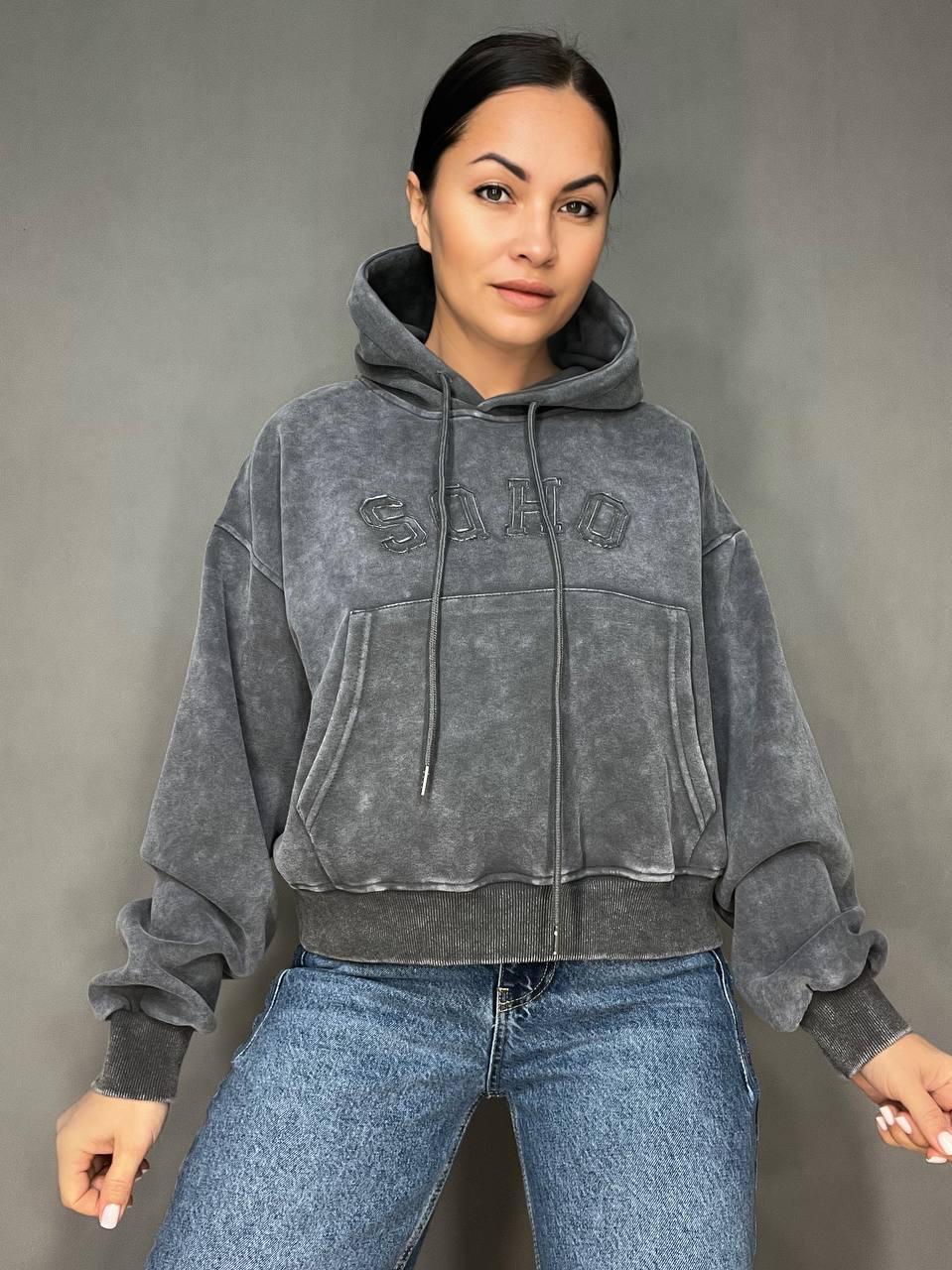 Худи женское JOY ONE 25513 вареное тай-дай вышивка впереди с капюшоном средняя длина OS Серый (3315) - фото 8 Худи женское JOY ONE 25513 вареное тай-дай вышивка впереди с капюшоном средняя длина OS Серый (3315) - фото 8