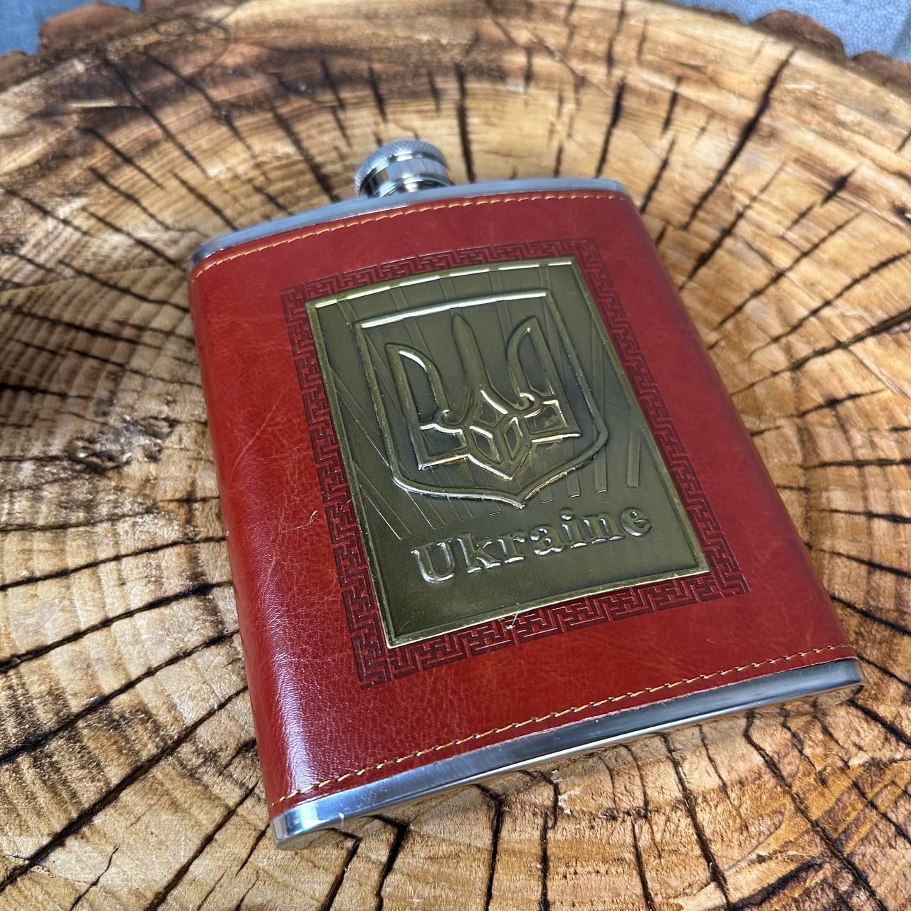 Набір фляга для алкоголю та 4 чарки з гербом у подарунковій коробці (61010) - фото 5 Набір фляга для алкоголю та 4 чарки з гербом у подарунковій коробці (61010) - фото 5