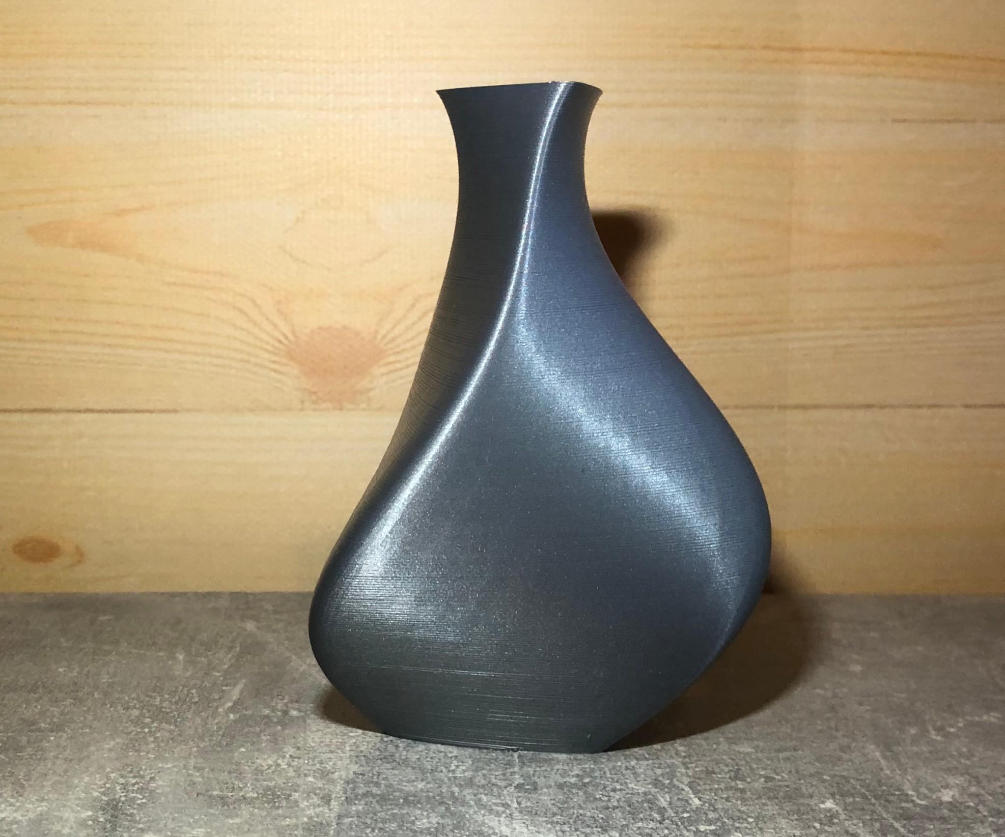 Ваза фигурная декоративна тонкостенная Дельта Серый металлик (12040050189) - фото 3 Ваза фигурная декоративна тонкостенная Дельта Серый металлик (12040050189) - фото 3