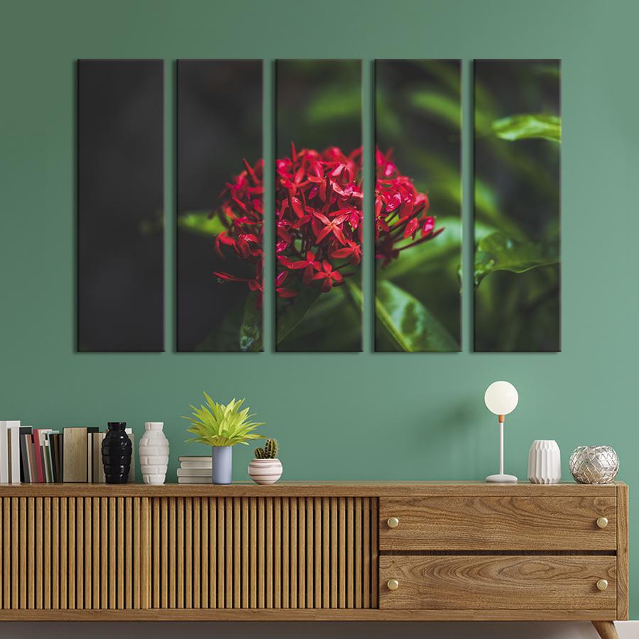 Картина на холсте Красный цветок среди зелени 87x50 см (913-51)