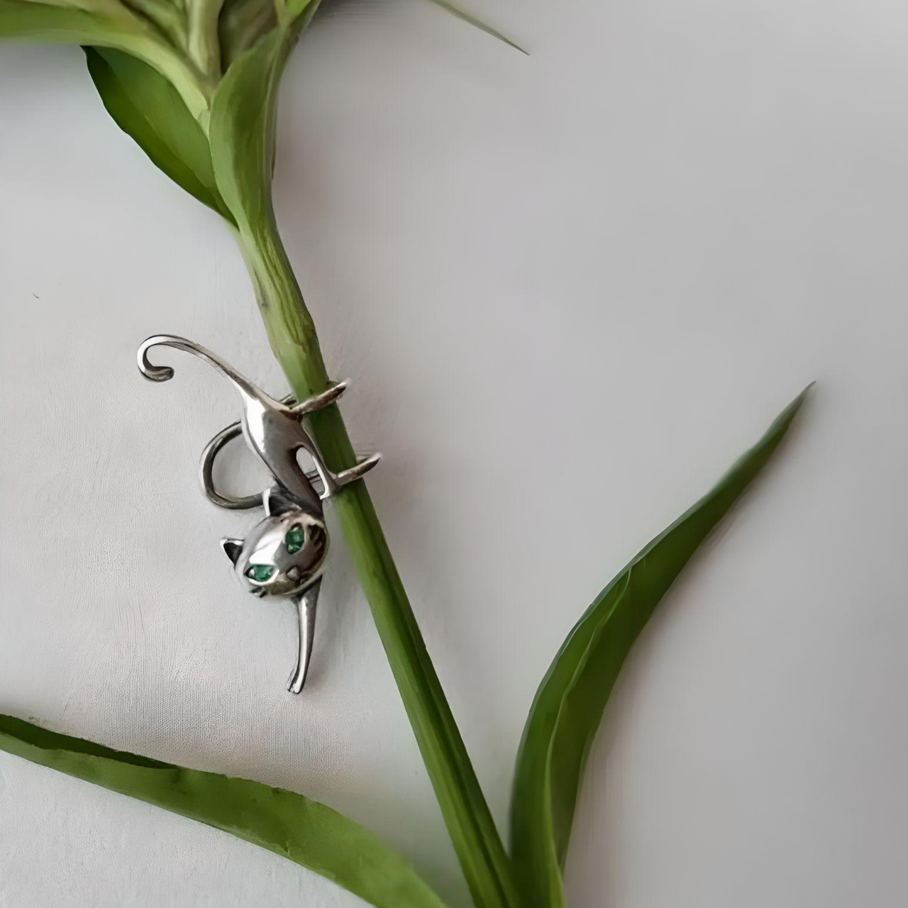 Серьга каффа Кот с зелеными глазами из серебра 925 проба 1,20 г (558ч)