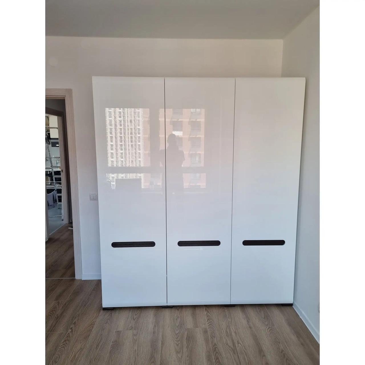 Шафа трьохдверна ВМК Ацтека SZF3D/21/18 Білий/Білий глянець (GRB-1657) - фото 3 Шафа трьохдверна ВМК Ацтека SZF3D/21/18 Білий/Білий глянець (GRB-1657) - фото 3