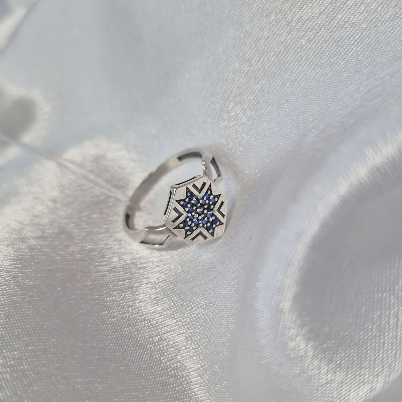 Кольцо вышиванка с синими камнями серебро 925 пробы черненое р. 19,5 (81152с)