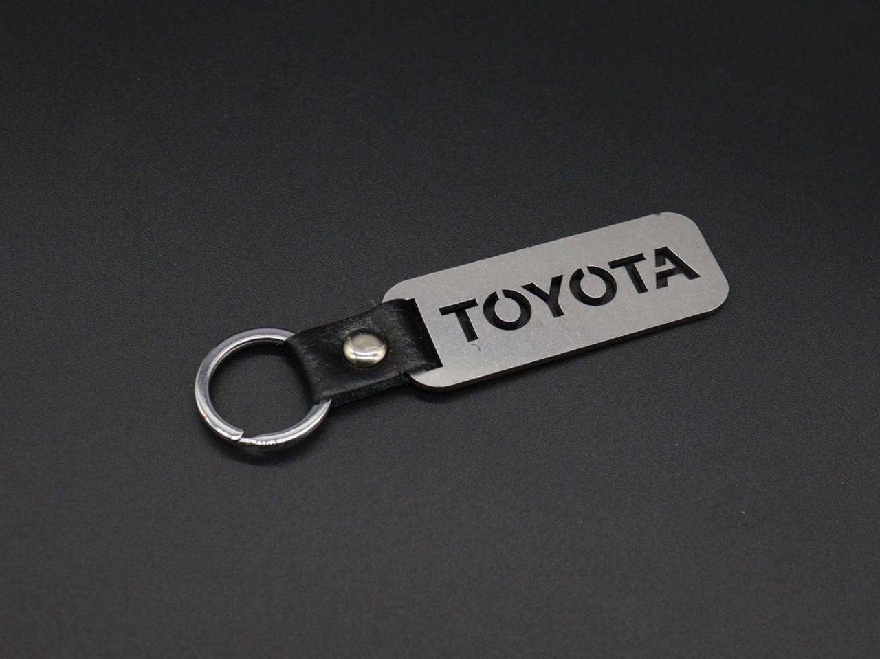 Брелок автомобильный для ключей Toyota 10х2,5 см Серебристый (1145552082) Брелок автомобильный для ключей Toyota 10х2,5 см Серебристый (1145552082)