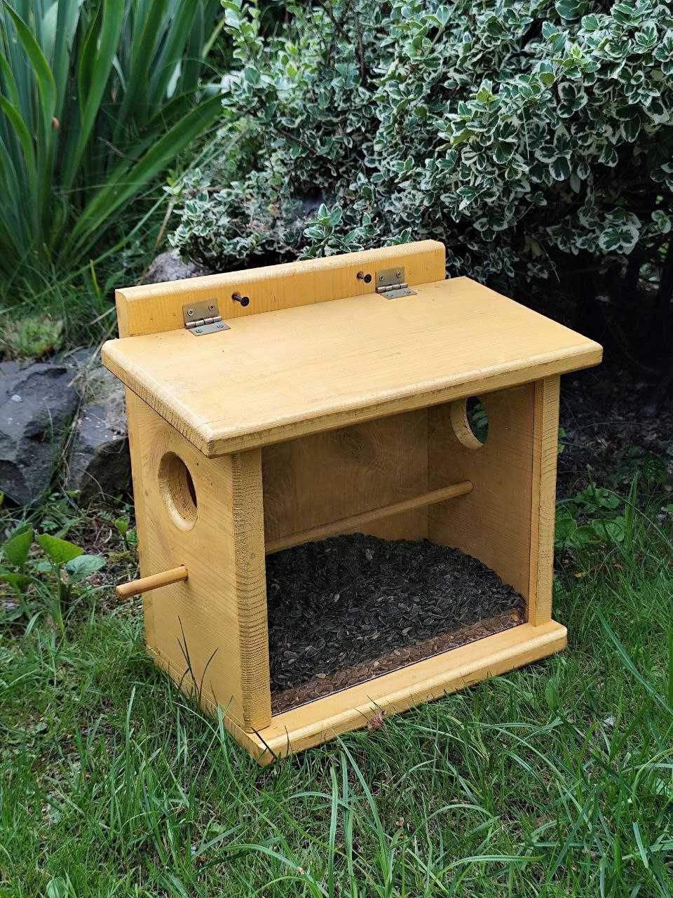 Кормушка для птиц Запутанка бункерного типа из дерева сосны 30х30х17 см Бежевый - фото 6 Кормушка для птиц Запутанка бункерного типа из дерева сосны 30х30х17 см Бежевый - фото 6