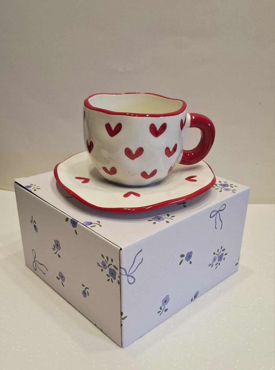 Керамическая чашка с блюдцем сердечка 300 мл Красный (2021) Керамическая чашка с блюдцем сердечка 300 мл Красный (2021)