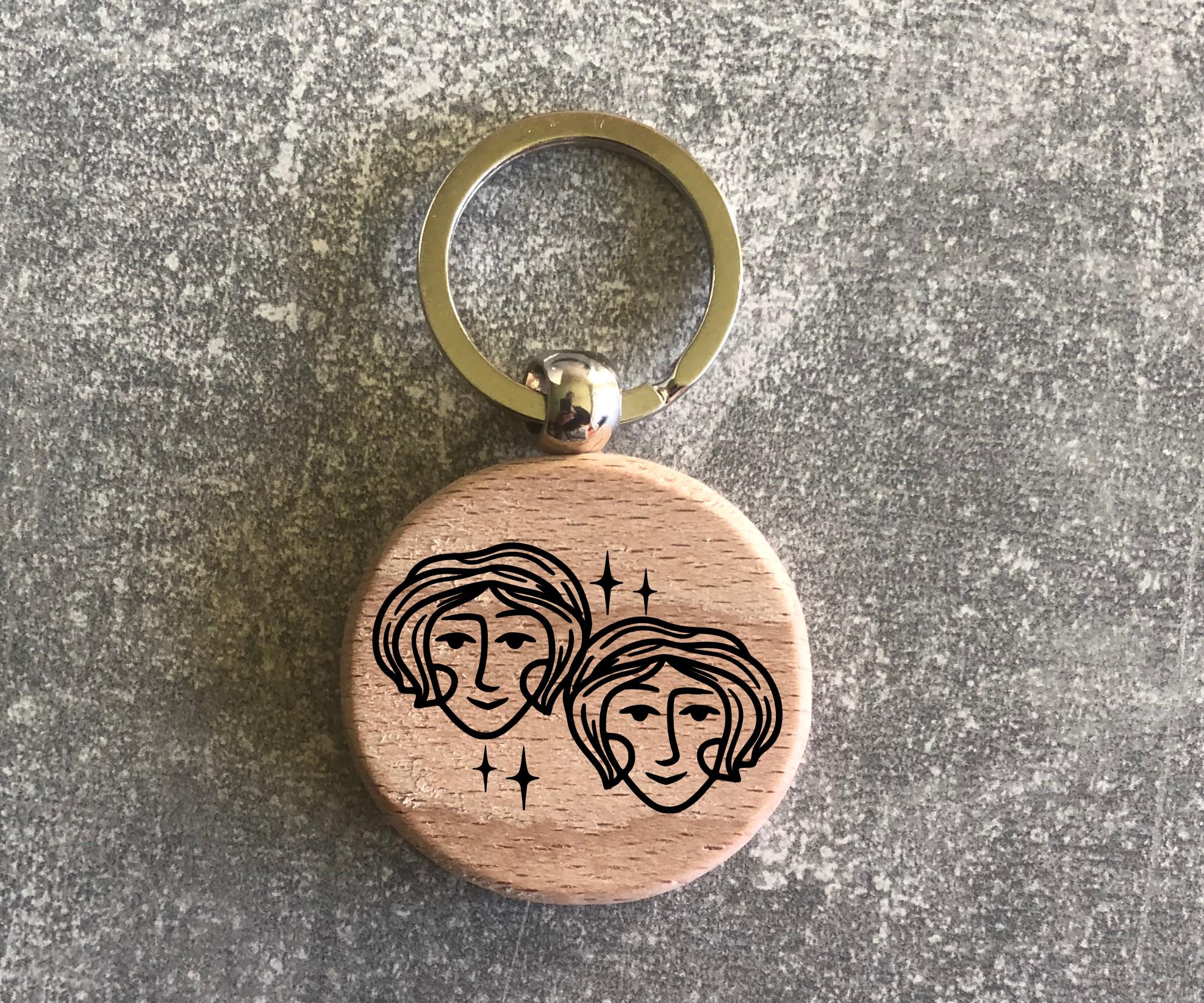 Брелок деревянный круглый с изображением зодиака "Близнецы" (15010204027) - фото 2