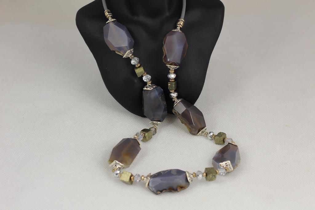 Бусы длинные с полуобработанным агатом и пиритом 90 см Серебристый (29503074)