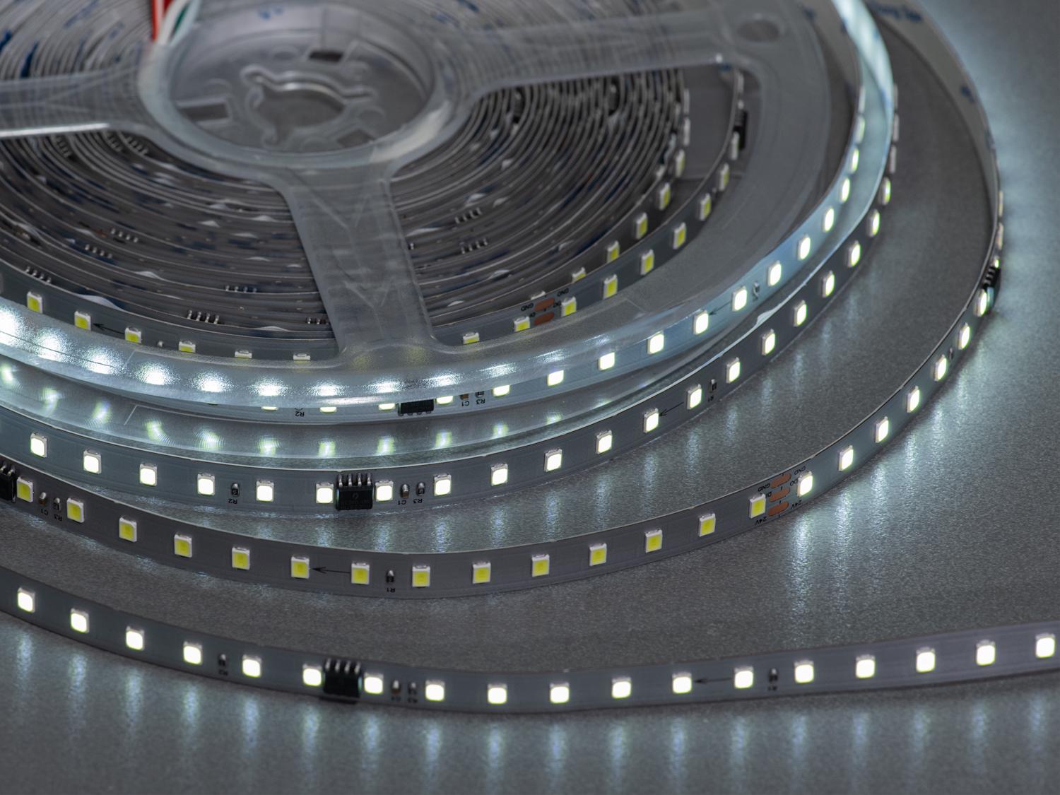 Світлодіодна стрічка адресна 24 В 126 діодів на метр 8 мм Холодний білий (PWS24-2835-126-CW-20-8) - фото 1
