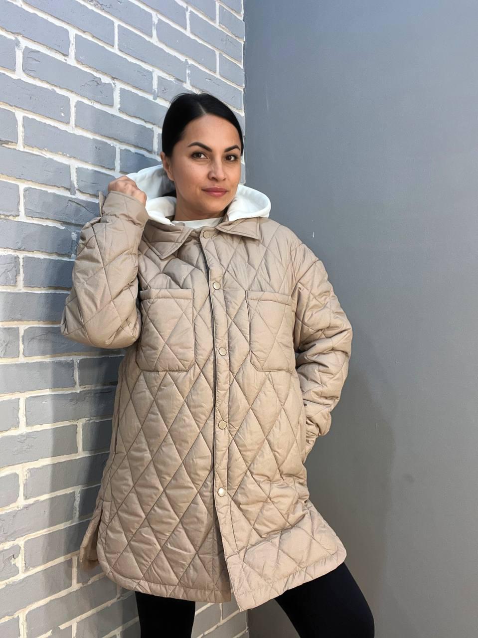 Куртка женская HAIZIYUAN 1870 длинная рубашка наложенные карманы на кнопках трикотажный капюшон M Бежевый (1450) - фото 4 Куртка женская HAIZIYUAN 1870 длинная рубашка наложенные карманы на кнопках трикотажный капюшон M Бежевый (1450) - фото 4