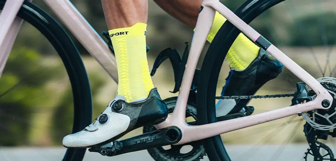 Шкарпетки Compressport Pro Racing Socks V4.0 Bike T4 White/Safe Yellow (51fd6b7c) - фото 5