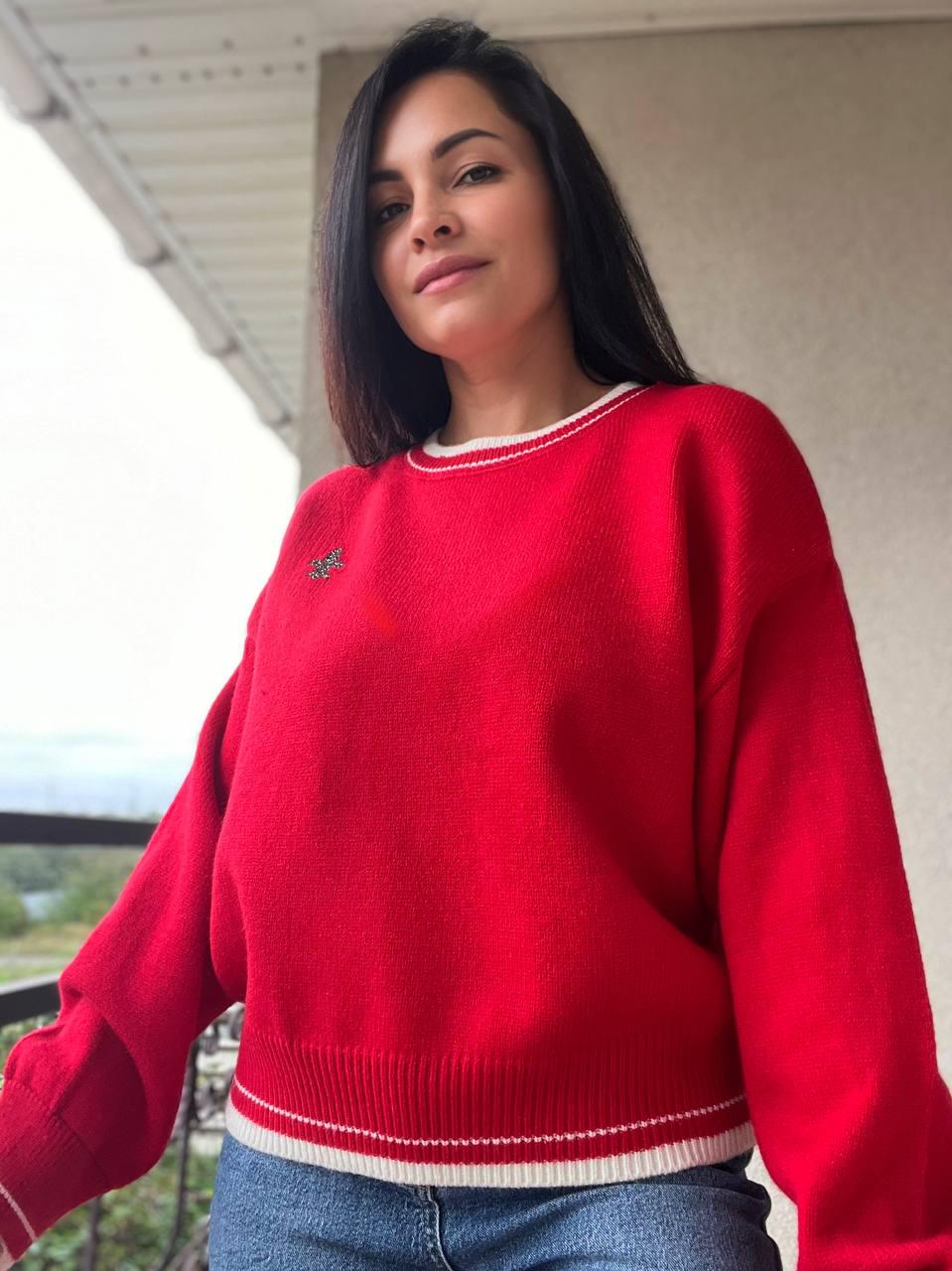 Свитер женский A-N 6101 широкий украшение вензель впереди с камнями OS Красный (2921) - фото 3 Свитер женский A-N 6101 широкий украшение вензель впереди с камнями OS Красный (2921) - фото 3