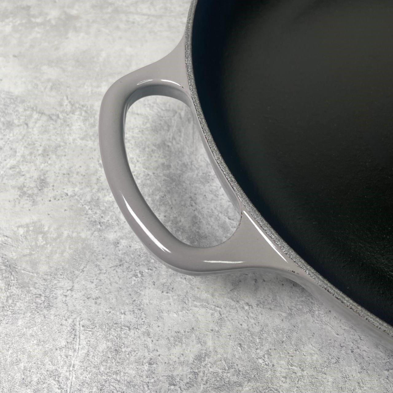 Сковорода Le Creuset Signature с деревянной ручкой 28 см Flint (20258284440422) - фото 6 Сковорода Le Creuset Signature с деревянной ручкой 28 см Flint (20258284440422) - фото 6