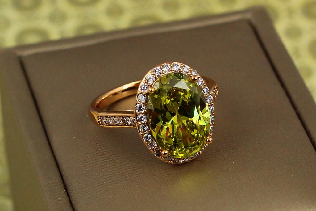 Каблучка Xuping Jewelry Малинки із салатовим каменем р. 16 Золотистий