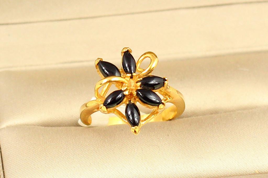 Кольцо Шесть камней с черным ониксом р. 19 Золотистый (28810454) Кольцо Шесть камней с черным ониксом р. 19 Золотистый (28810454)