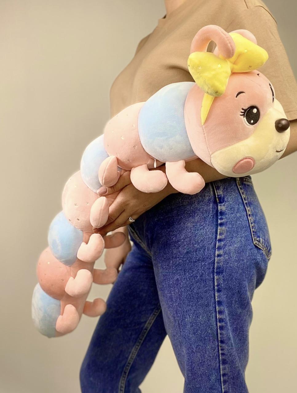 Мягкая игрушка-обнимашка Гусеничка с бантиком 70 см Розовый/Голубой (E33186) - фото 7 Мягкая игрушка-обнимашка Гусеничка с бантиком 70 см Розовый/Голубой (E33186) - фото 7