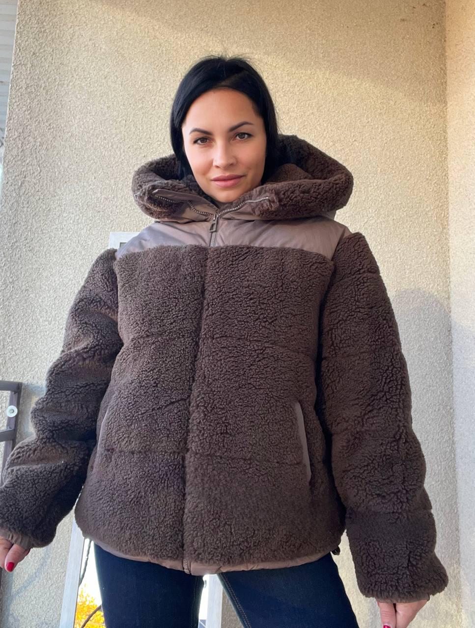 Куртка женская Lady Yep 9055 тедди комбинированная искусственный мех оверсайз с капюшоном р. 44-48 Коричневый (3055) - фото 1