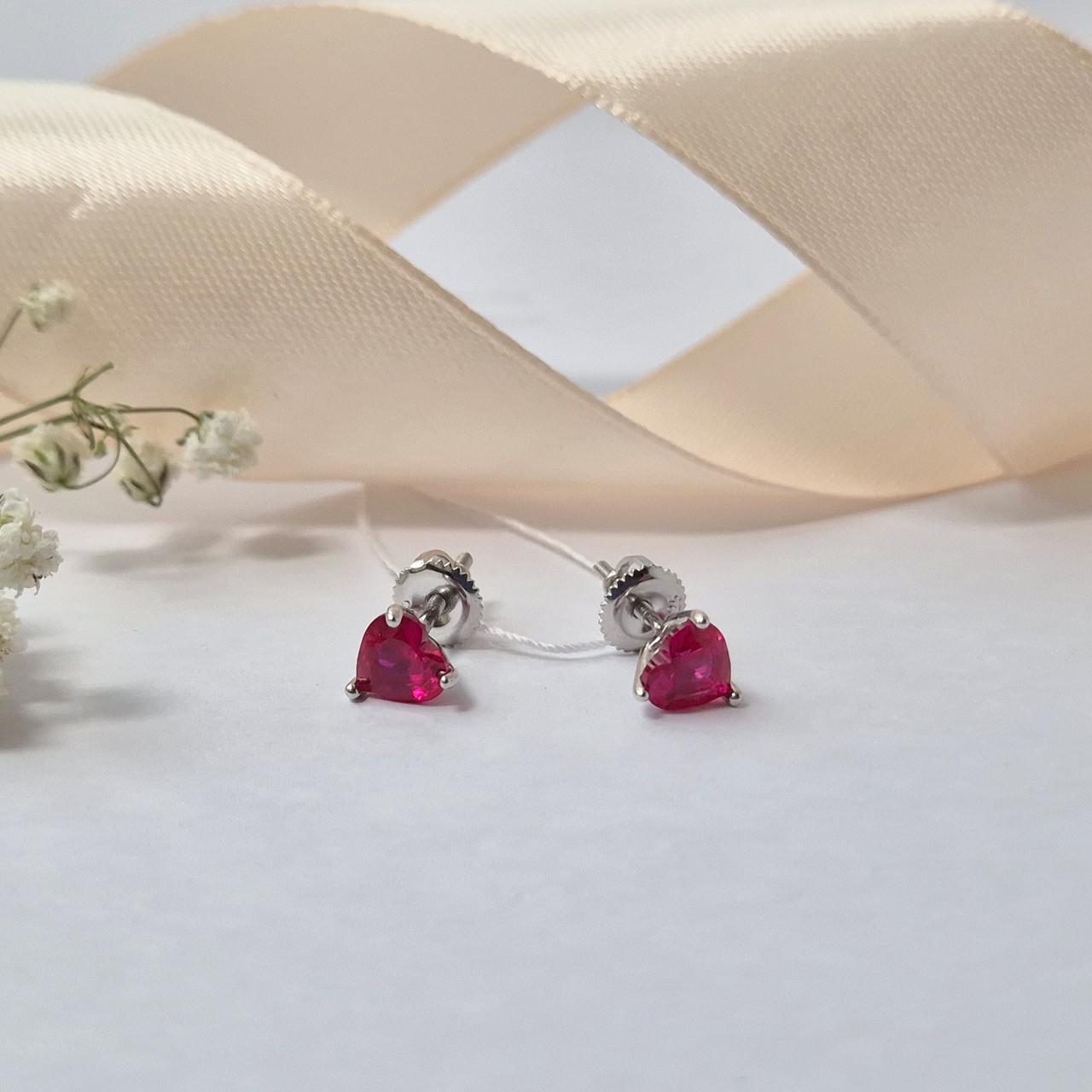 Серьги гвоздики на закрутках сердце с малиновым камнем серебро 925 пробы родированное (ск2фру/282)