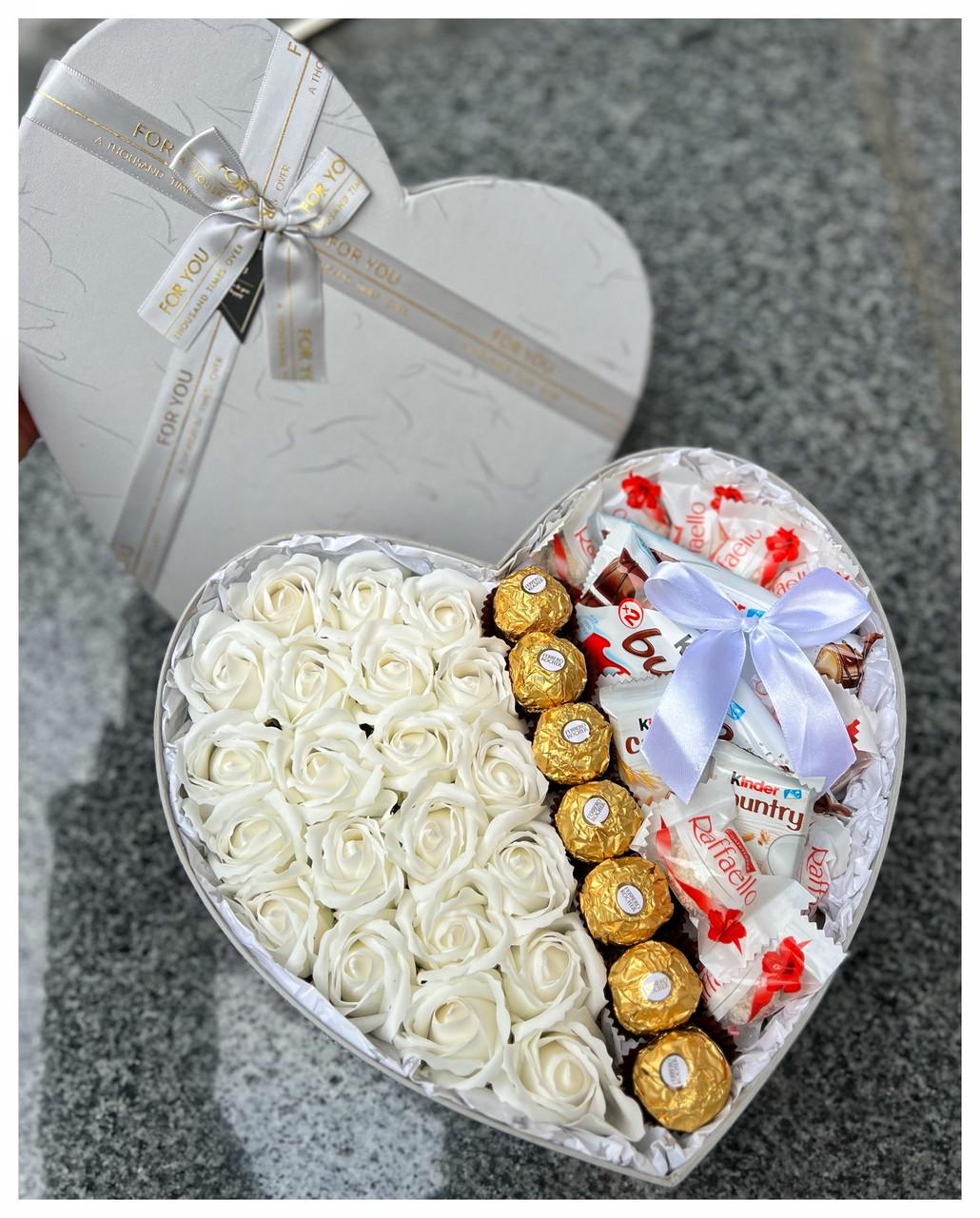 Подарунковий бокс дружині сердцем з солодощами та трояндами з мила квіти 23 шт. Білий (2032313951) - фото 7
