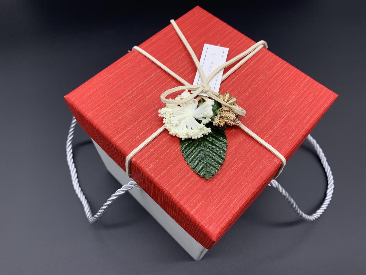 Коробка подарочная с цветочком и ручками 13х13х13 см Красный (812274569)