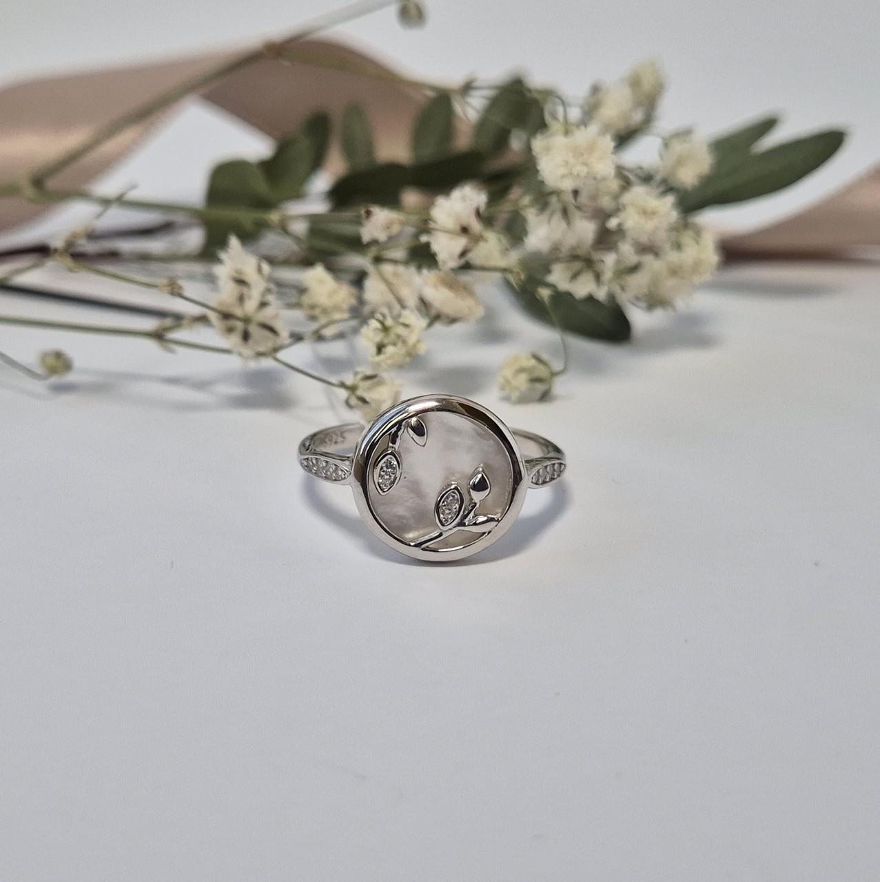 Кольцо круг с перламутром серебро 925 пробы родированное 2,27 г р. 18 (6550р)