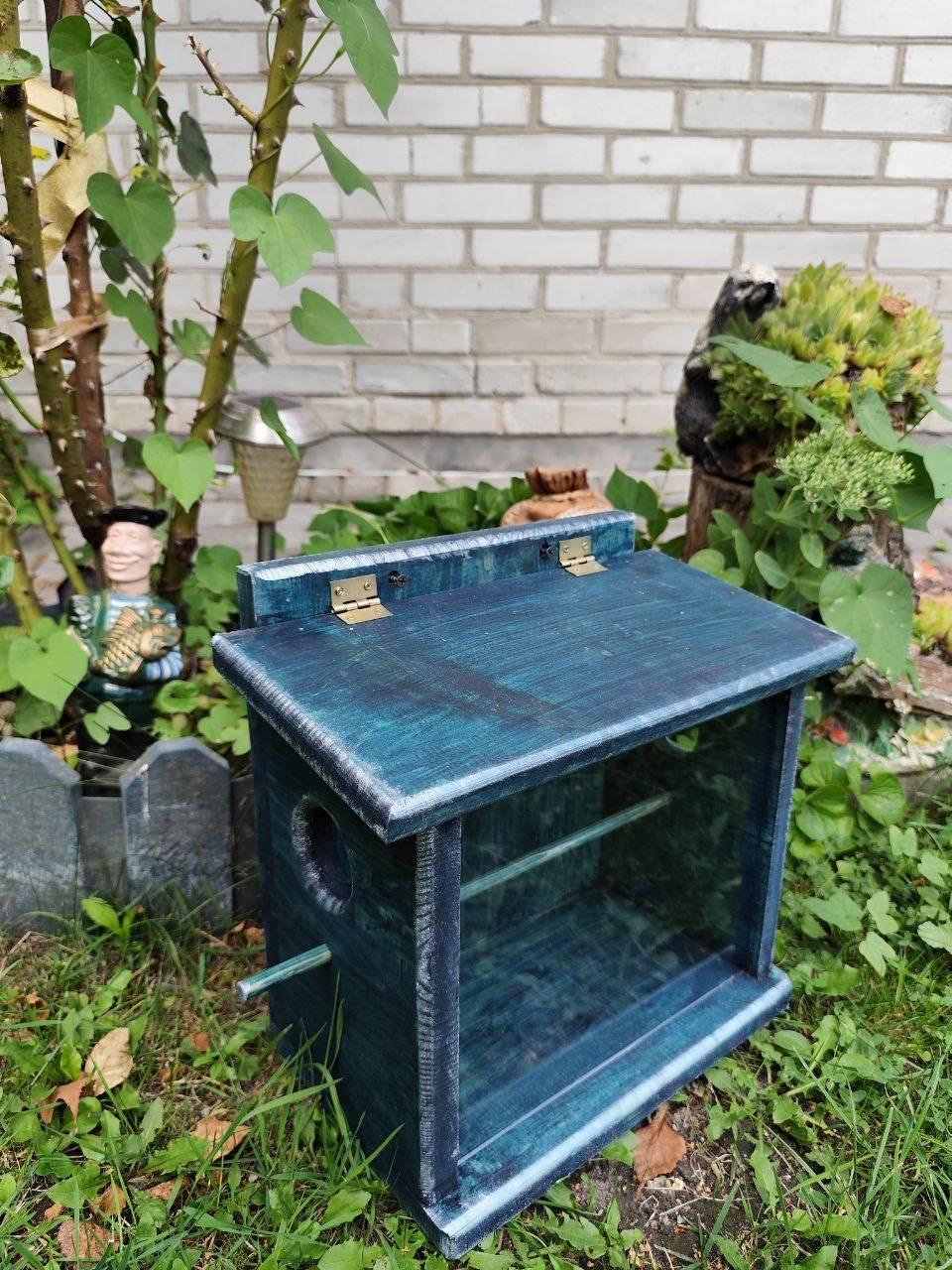 Годівниця для птахів Заплутанка бункерного типу із соснової деревини 30х30х17 см Синій - фото 2