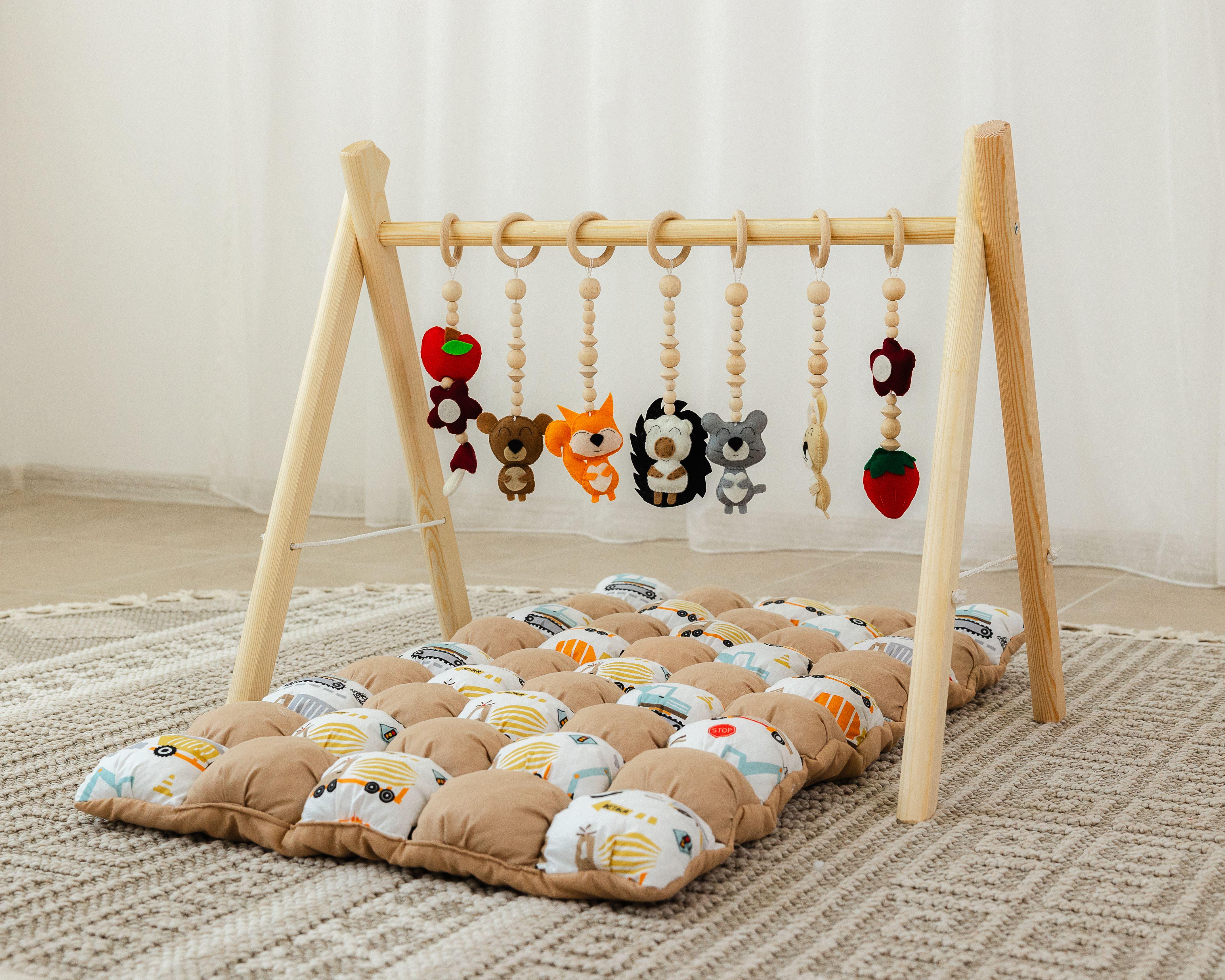 Мобиль деревянный напольный Монтессори Лесные зверьки с матрасом Машинки (0002304)