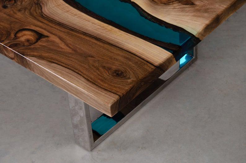 Стіл журнальний Х'юстон дизайнерський річка з прозорої синій епоксидної смоли та масиву горіха 1000х600х480 мм - фото 3 Стіл журнальний Х'юстон дизайнерський річка з прозорої синій епоксидної смоли та масиву горіха 1000х600х480 мм - фото 3