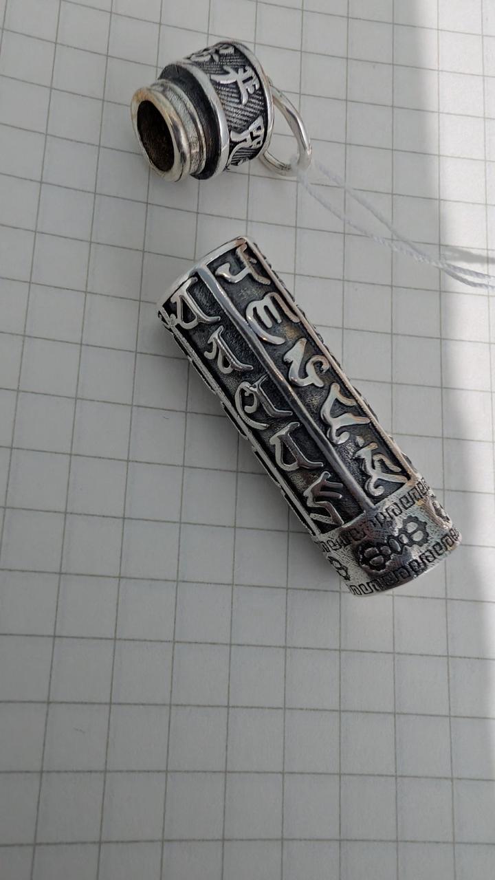 Кулон Буддийская капсула с гравировкой мантры из серебра 925 пробы.