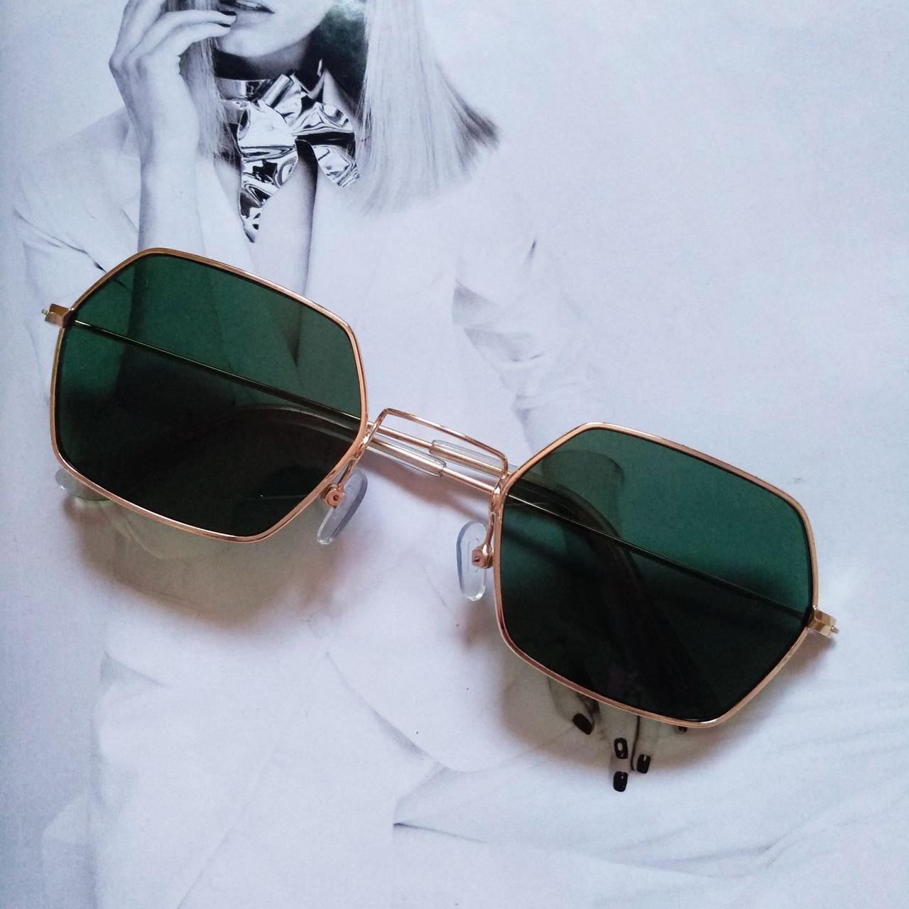 Солнцезащитные очки многоугольные с цветной линзой Темно-зеленый