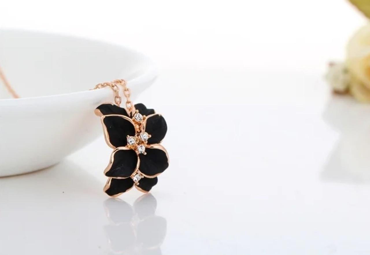 Колье с подвеской Primo Glory в форме цветов с черными лепестками и кристаллами Gold/Black (2766532799)