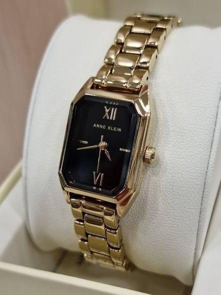 Наручные часы женские Anne Klein AK/5018BKGB с черным циферблатом и золотистым стальным браслетом