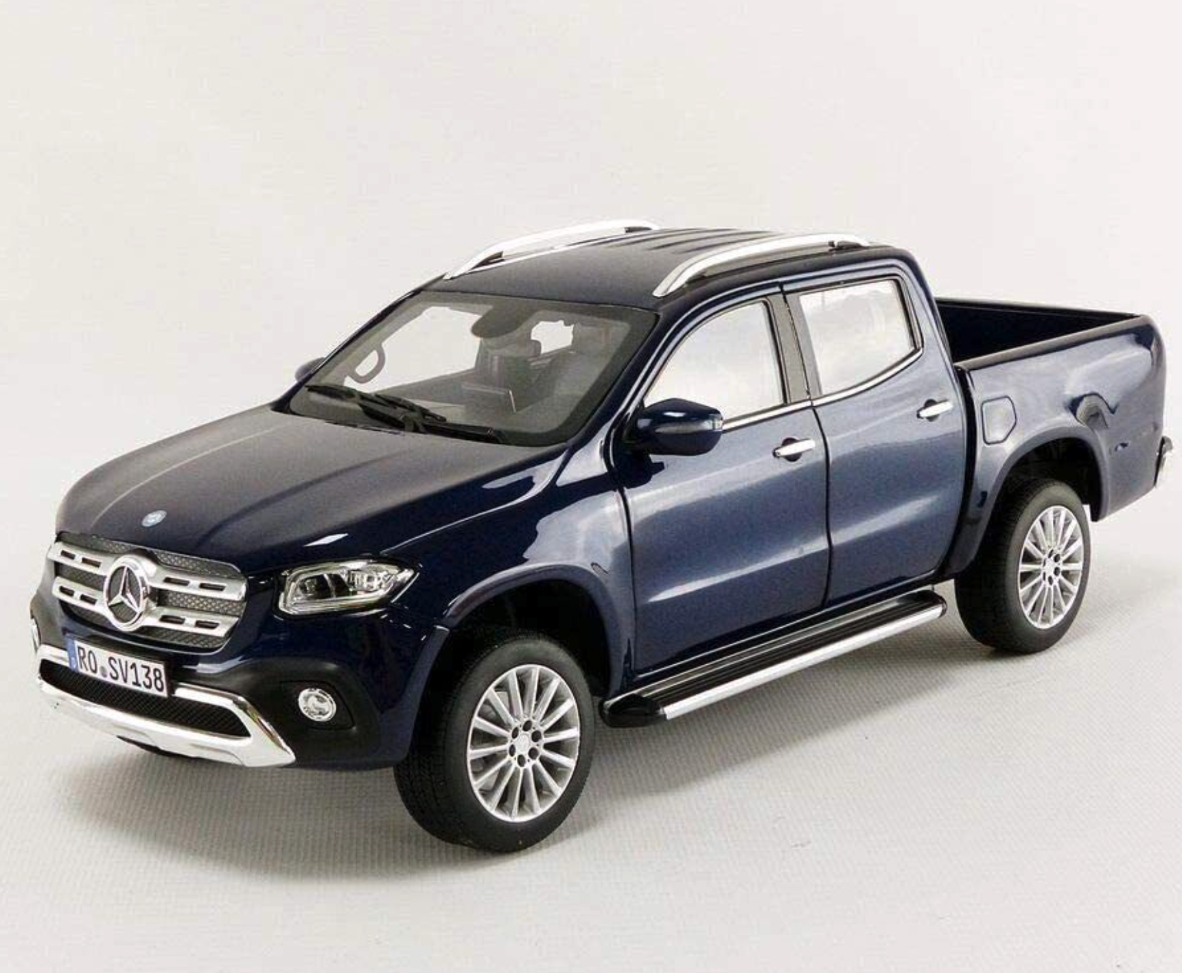Модель автомобиля Norev 1:18 Mercedes-Benz X-Class X470 Blue Metallic (183421)