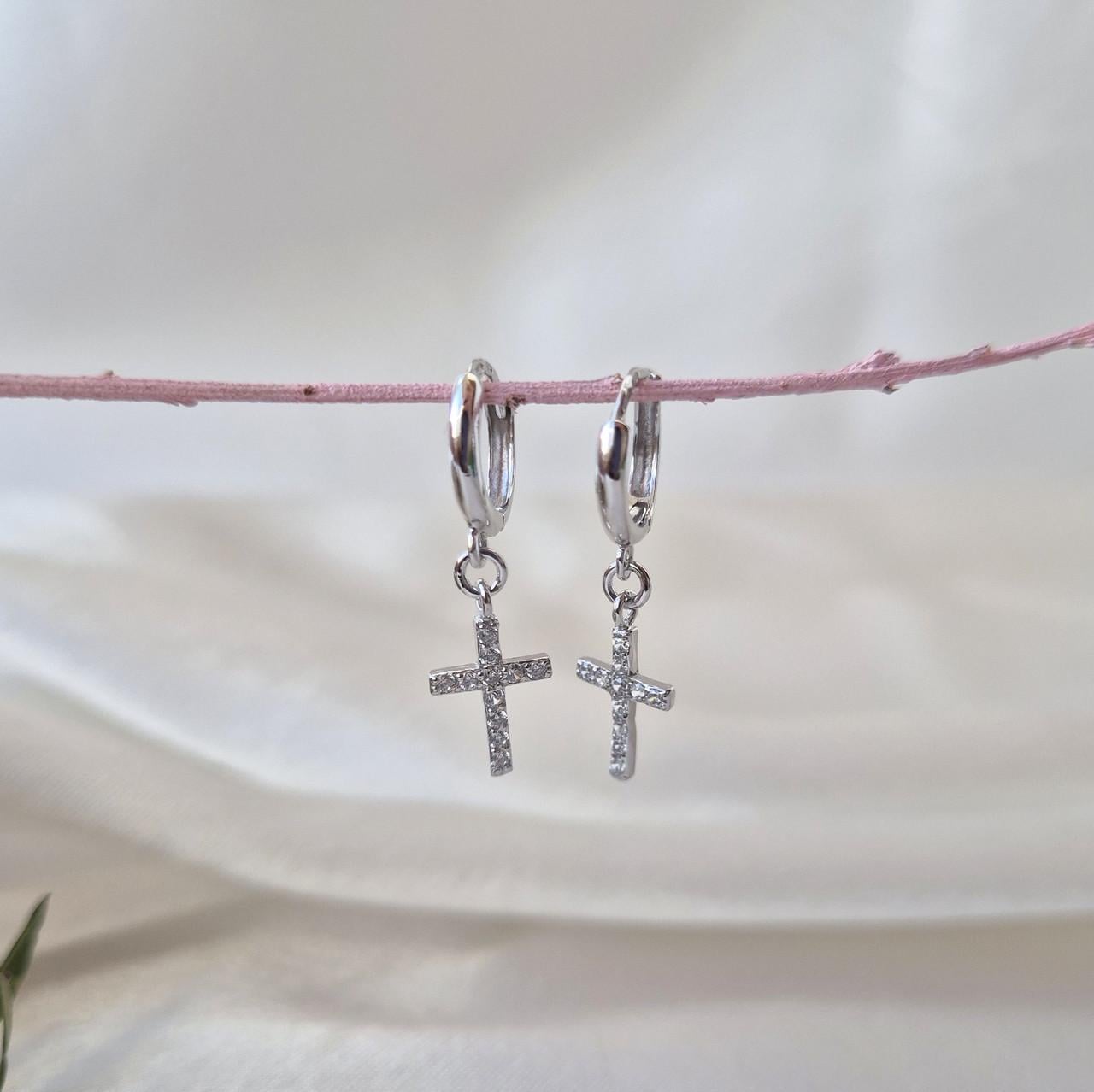 Серебряные серьги с подвеской Крест с камнями серебро 925 пробы родованное 1,7 г Белый (56287р)