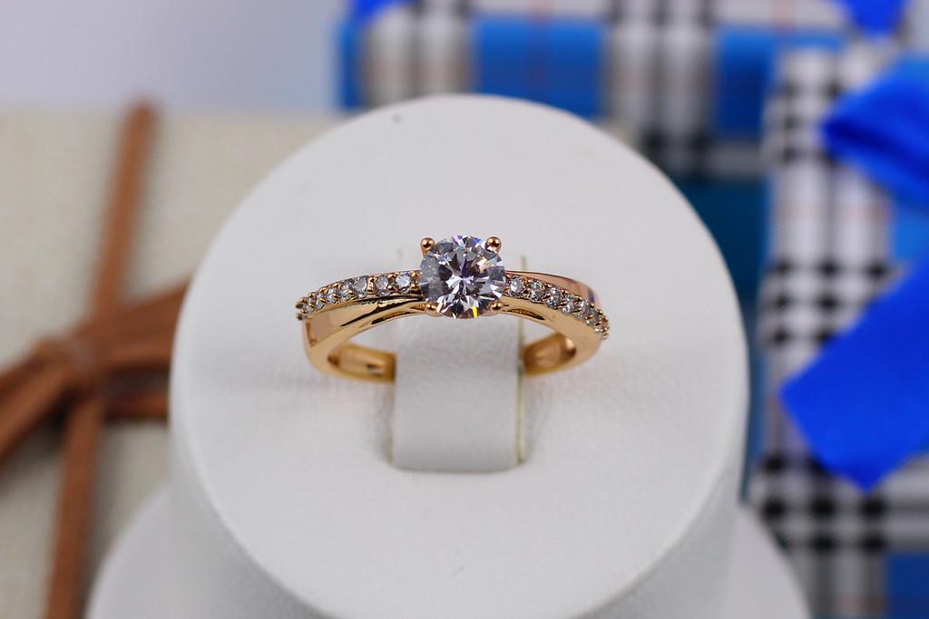 Кольцо Xuping Jewelry возле камня зауженные бока р. 18 Золотистый