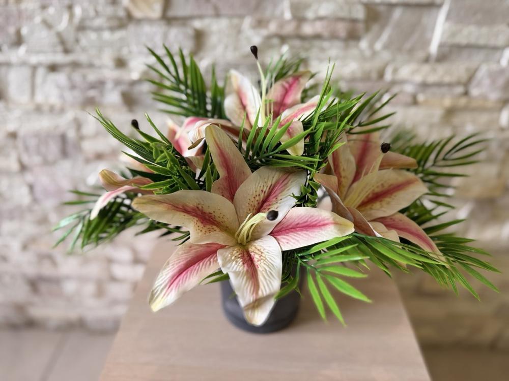 Букет розово белой лилии с зеленью в горшке Пластмакс (R0906) Букет розово белой лилии с зеленью в горшке Пластмакс (R0906)