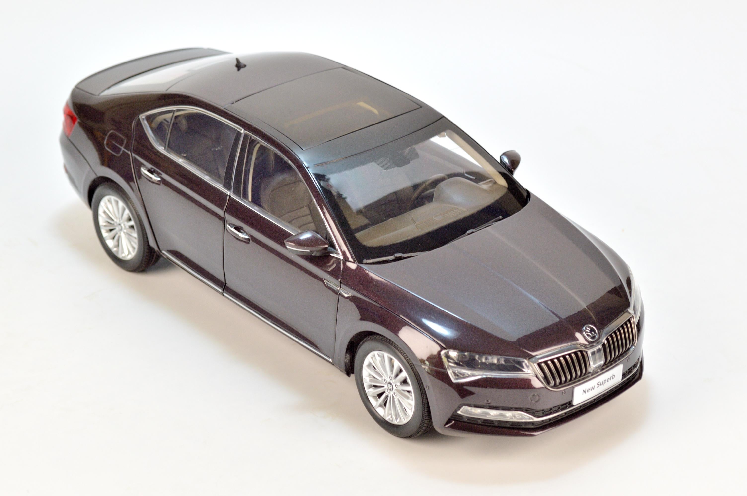 Модель автомобіля Skoda Superb 2020 р. 1:18 Фіолетовий (30)