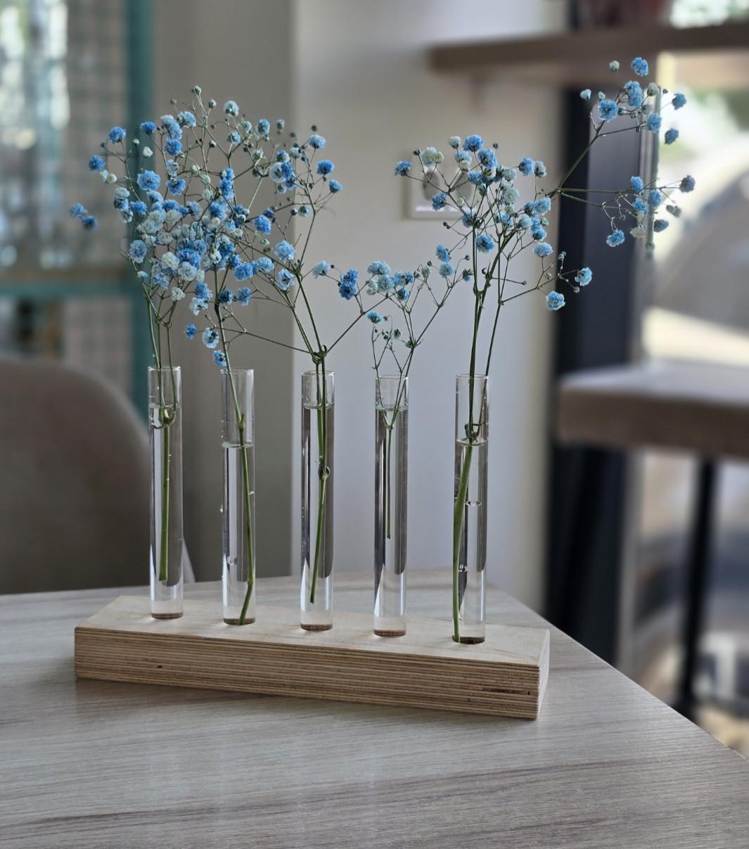 Ваза з дерева зі скляними пробірками