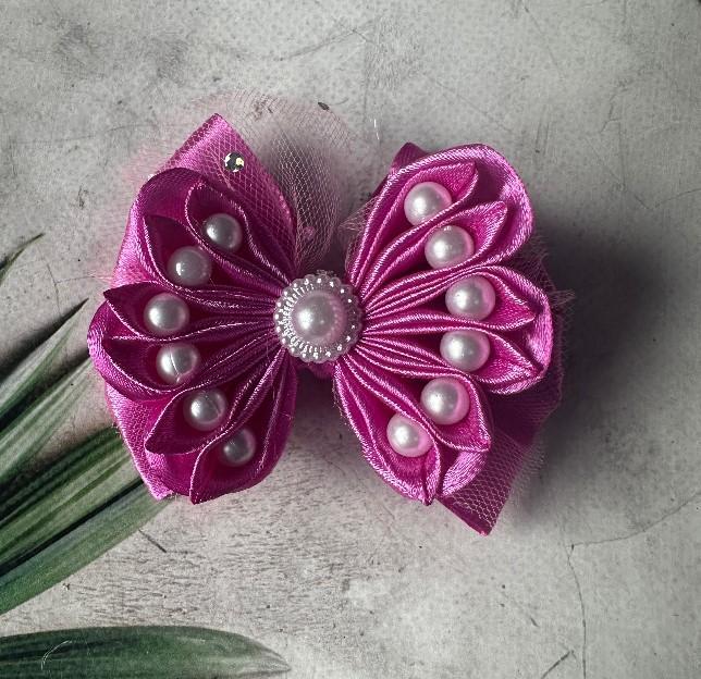 Бант на заколке с бусинами 9 см Темно-сиреневый (11432037)