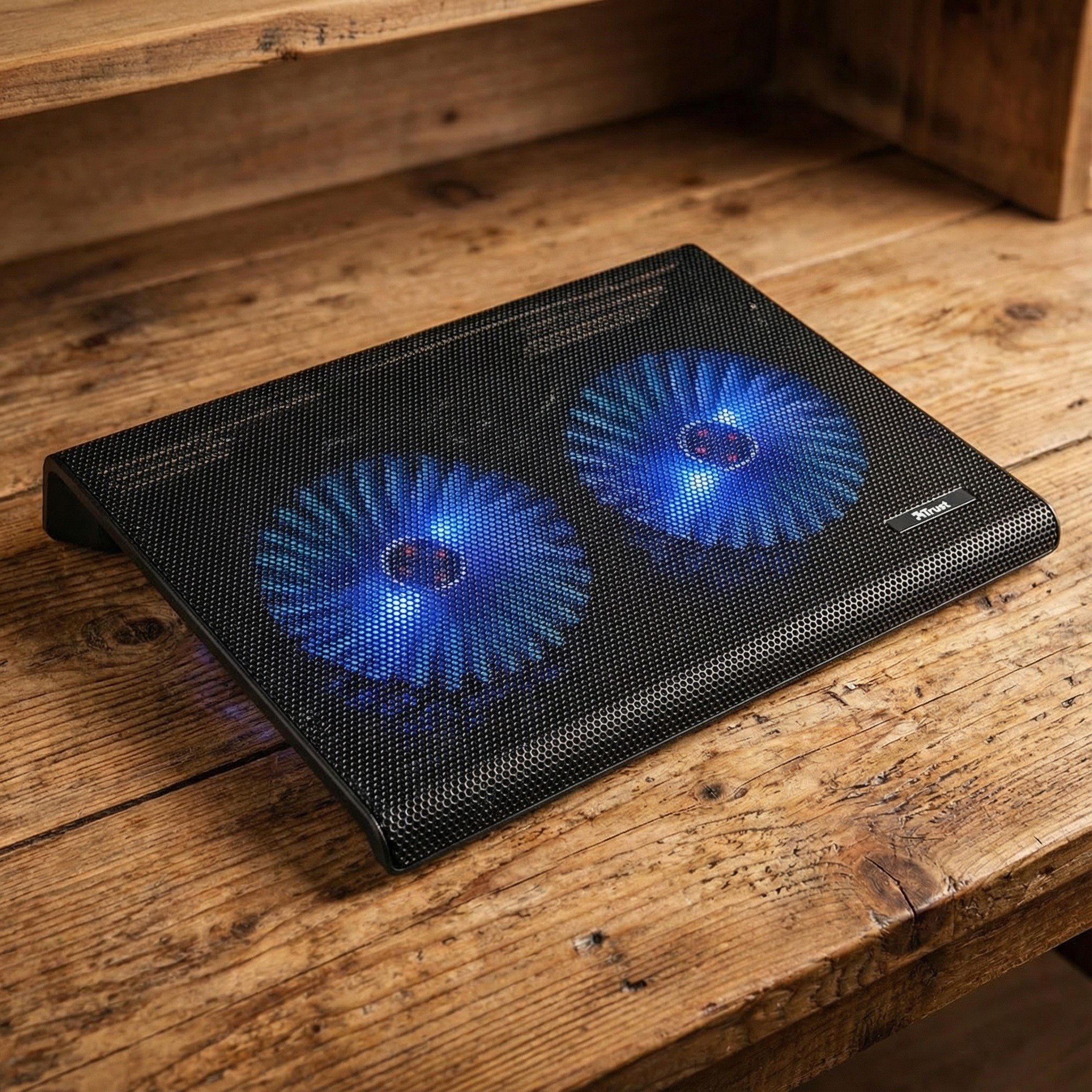 Підставка настільна для ноутбука Trust Azul до 17,3" з 2 вентиляторами 125 мм 2xUSB-A з синім LED підсвічуванням Чорний (20104_TRUST)